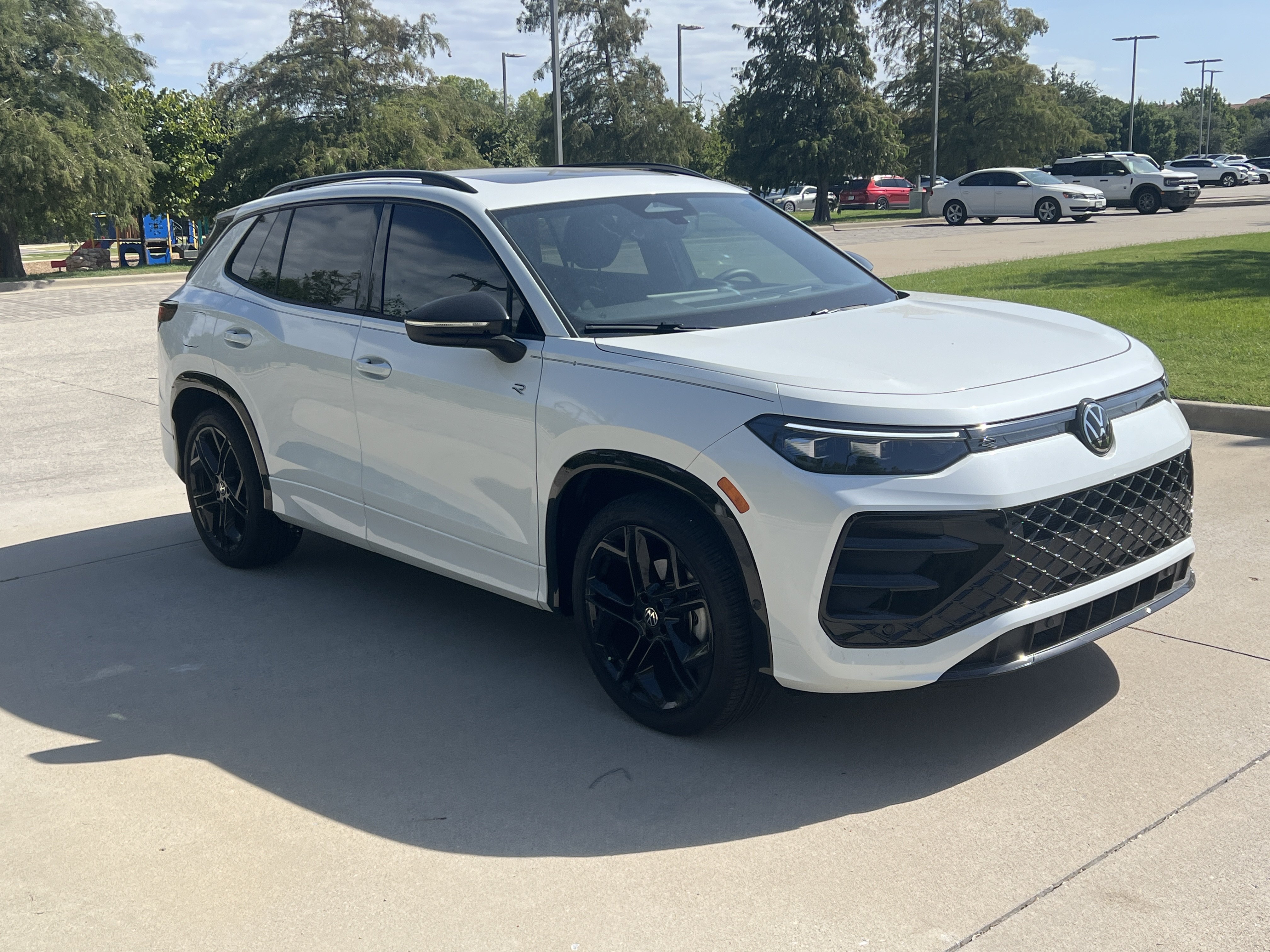 Certified 2026 Volkswagen Tiguan SE R-Line FWD image 2
