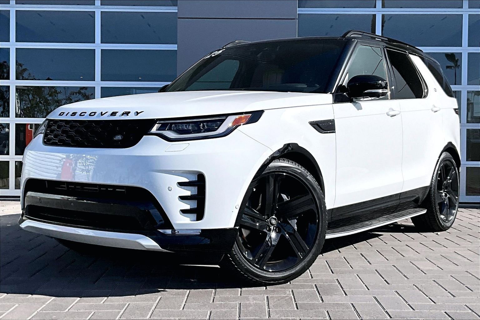 Used 2025 Land Rover Discovery Dynamic SE image 1