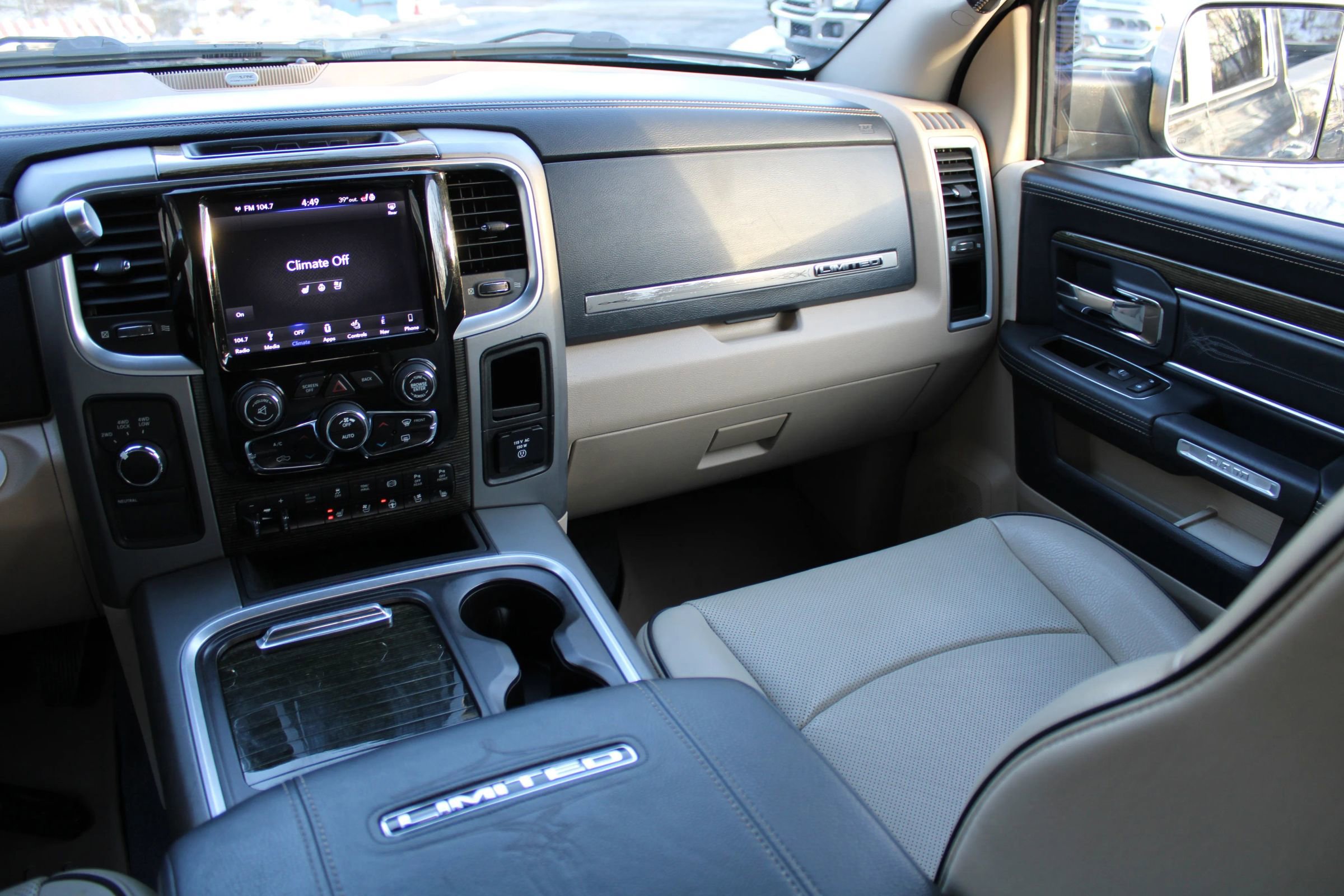 Used 2018 RAM 3500 Laramie Longhorn image 15