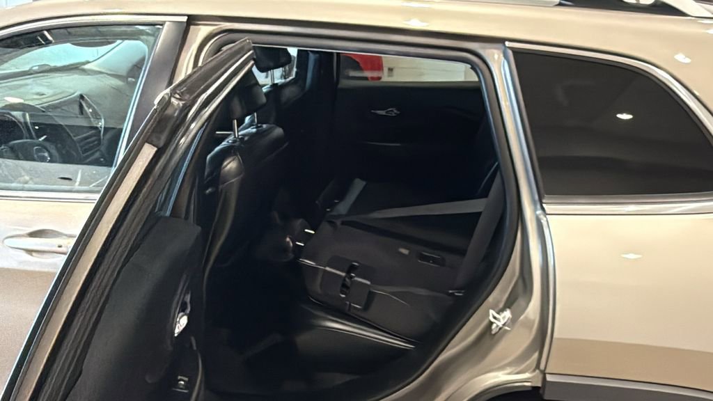 Used 2019 Jeep Cherokee Limited image 20