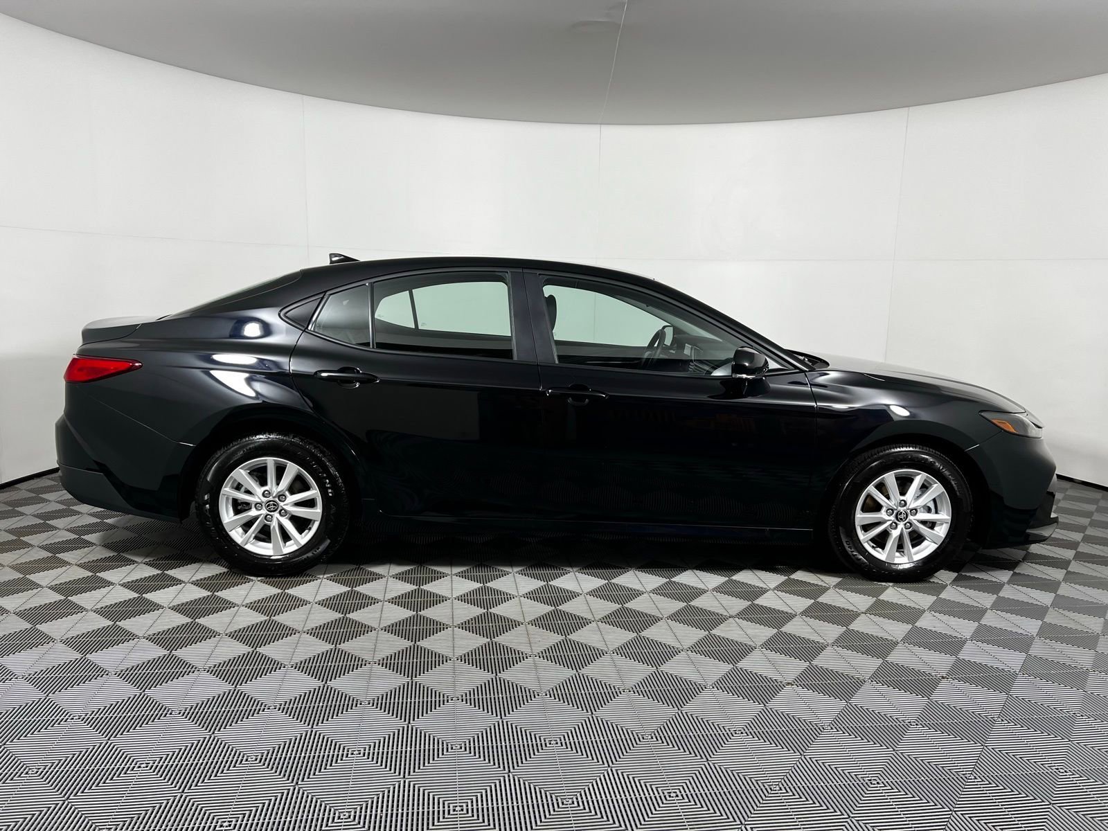 Used 2025 Toyota Camry LE image 4