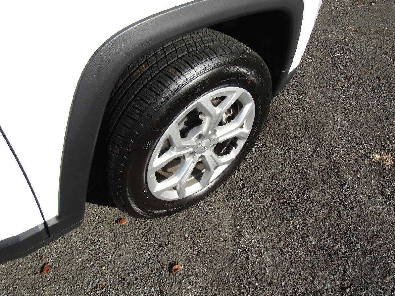 Used 2024 Jeep Compass Latitude AWD/4WD image 34