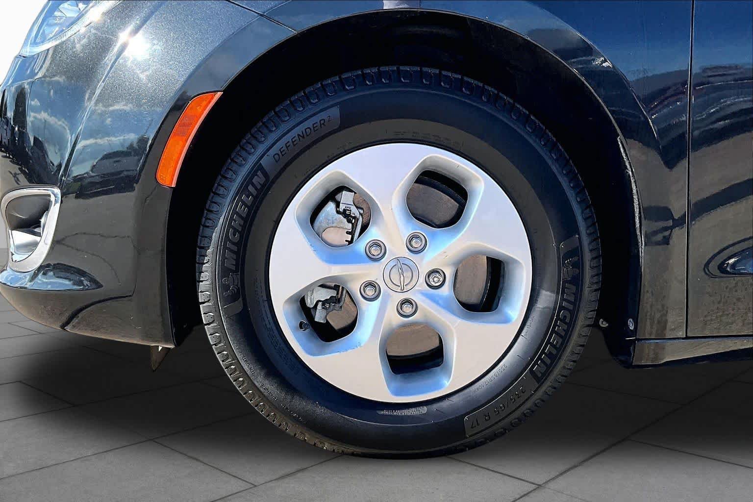 Used 2018 Chrysler Pacifica Touring Plus FWD image 11