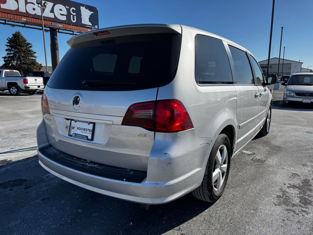 Used 2010 Volkswagen Routan SE image 35