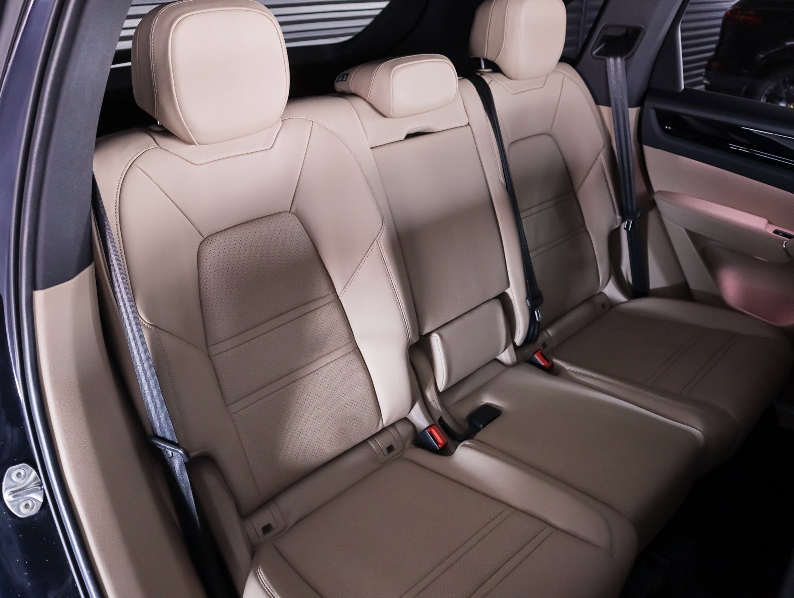 Certified 2023 Porsche Cayenne AWD/4WD image 6