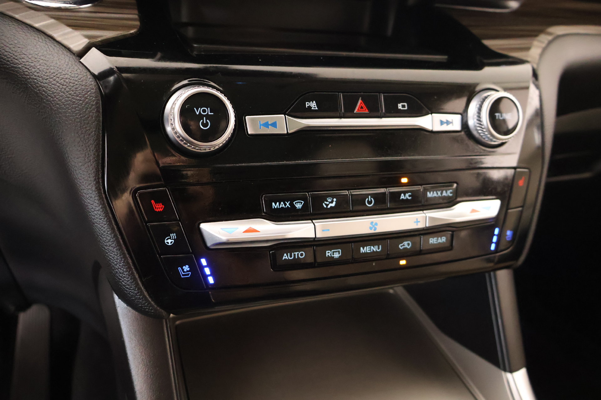 Used 2022 Ford Explorer Limited w/ Equipment Group 301A RWD image 8