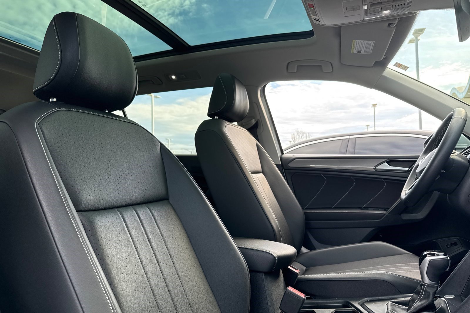 Used 2024 Volkswagen Tiguan SE image 31