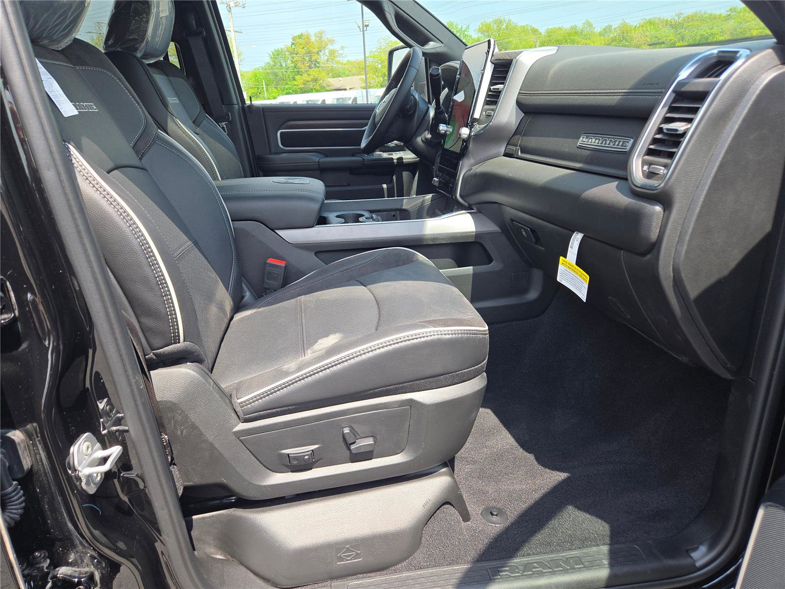 New 2025 RAM 2500 Laramie AWD/4WD image 7