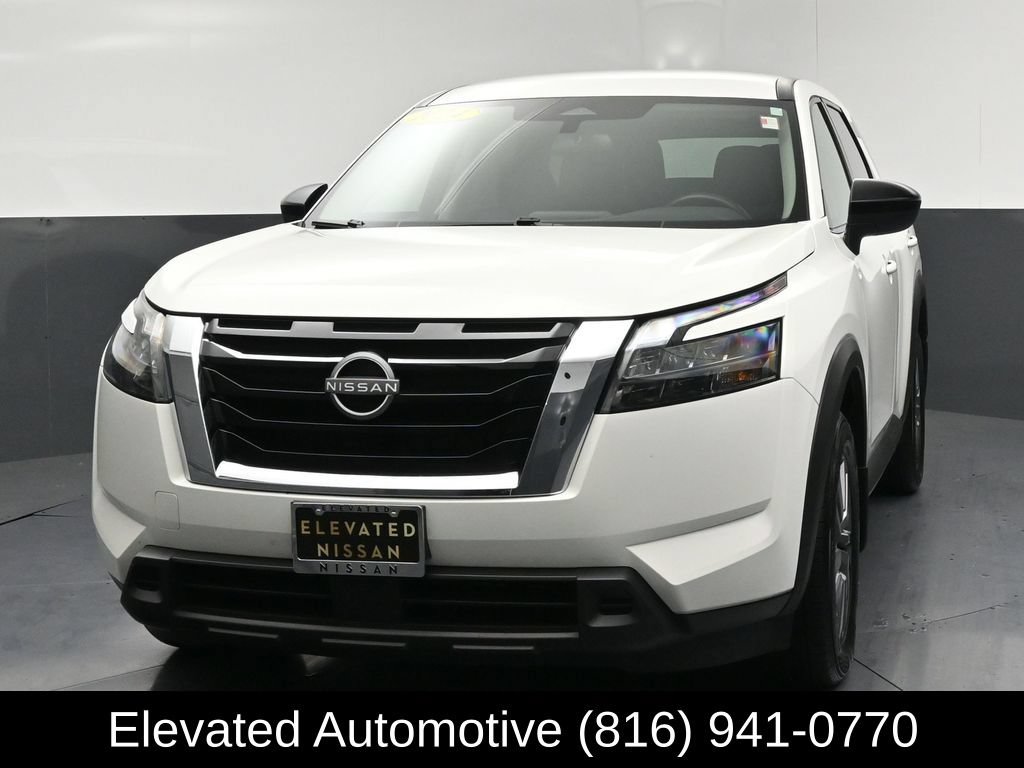 Used 2024 Nissan Pathfinder S AWD/4WD image 3