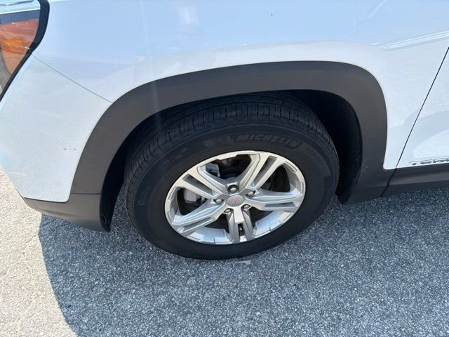 Used 2024 GMC Terrain SLE FWD image 2