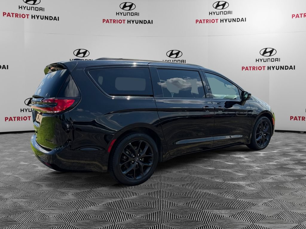 Used 2025 Chrysler Pacifica Limited FWD image 3
