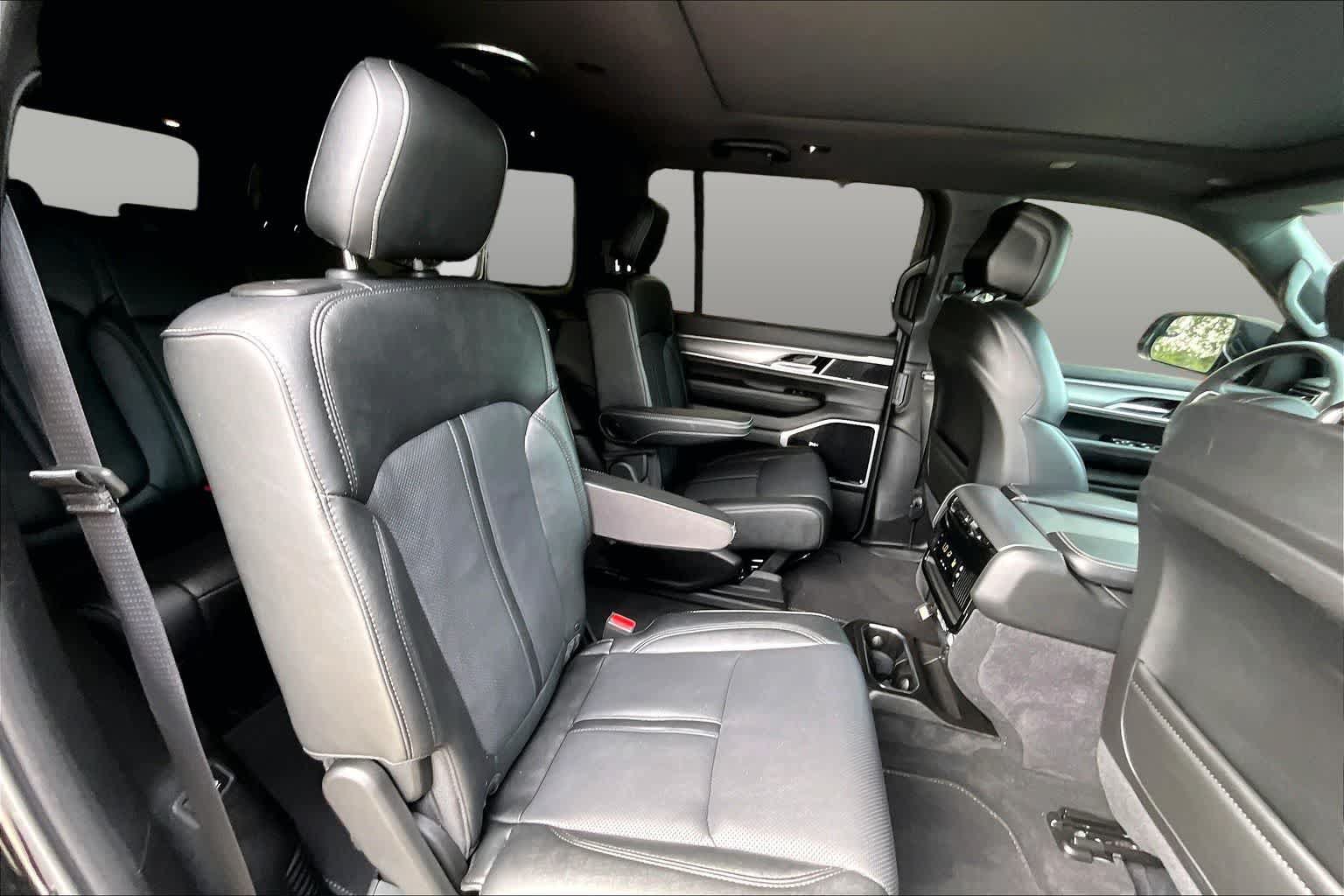 Used 2026 Jeep Grand Wagoneer Limited AWD/4WD image 19