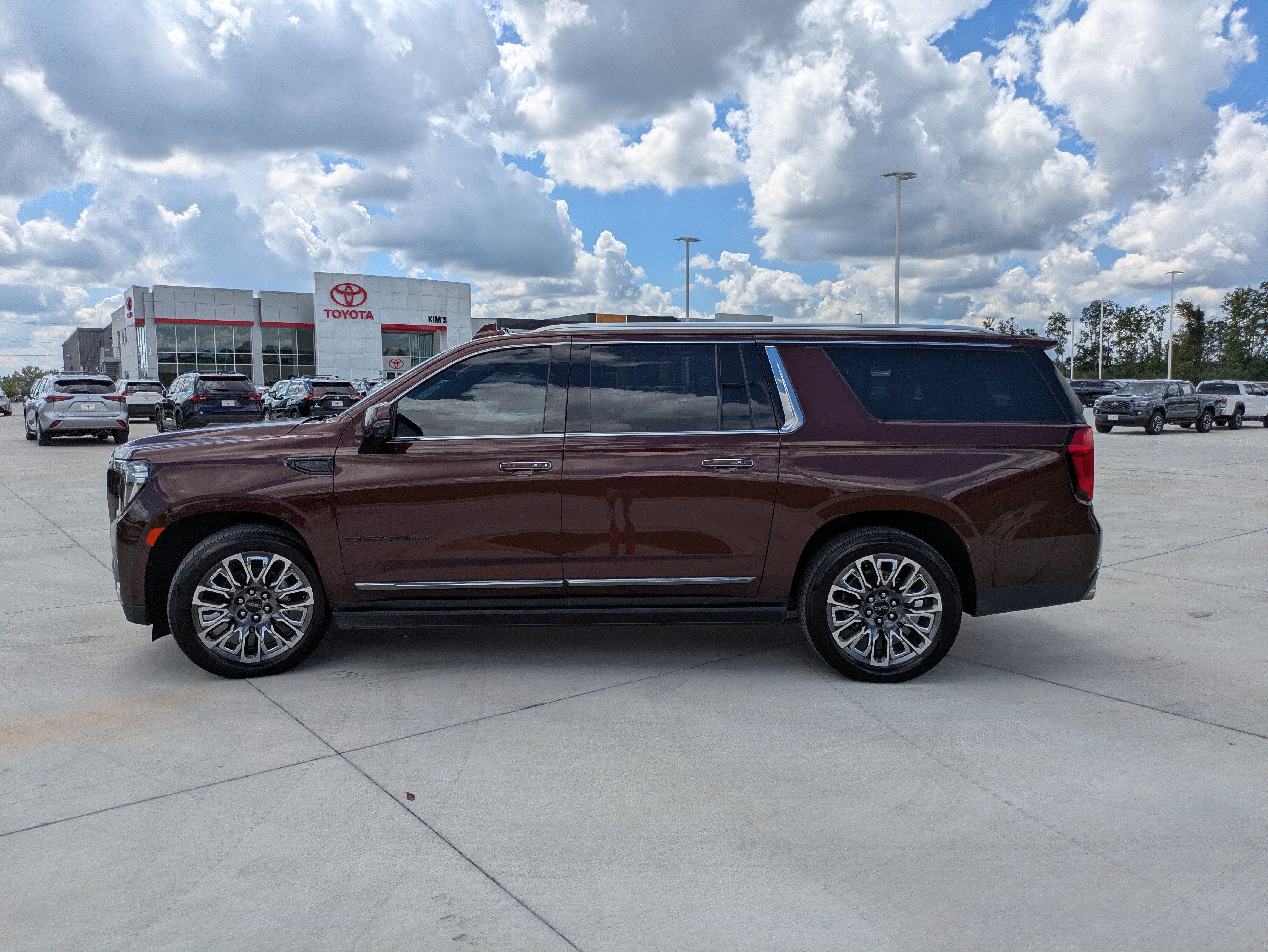 Used 2023 GMC Yukon XL Denali Ultimate w/ LPO, Floor Liner Package image 4