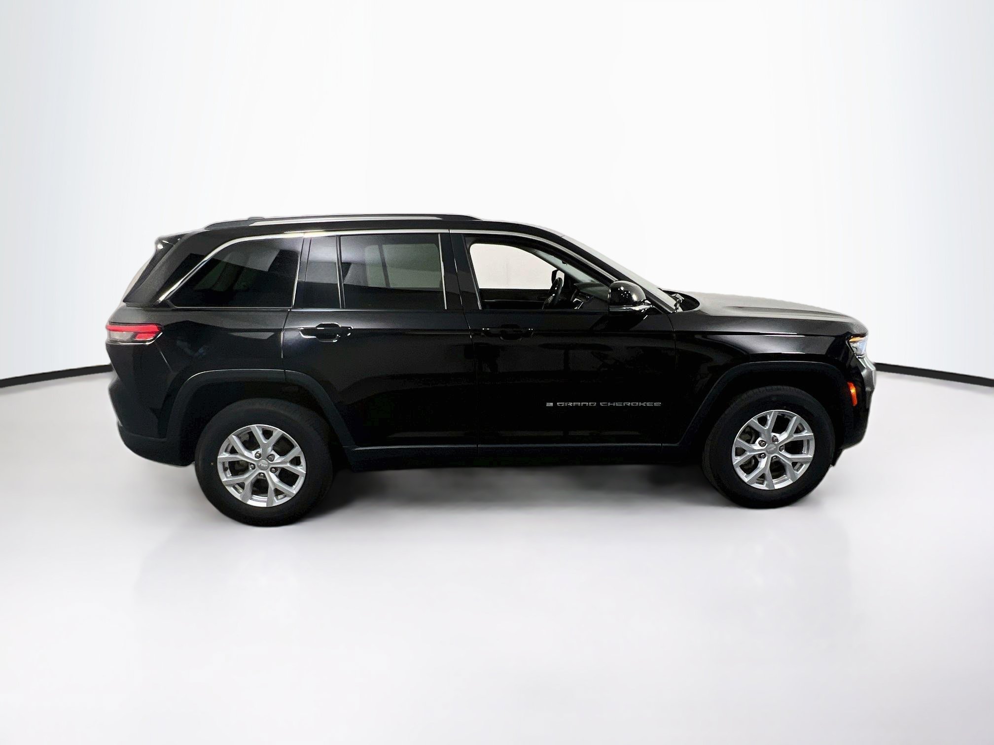 Used 2023 Jeep Grand Cherokee Limited AWD/4WD image 4