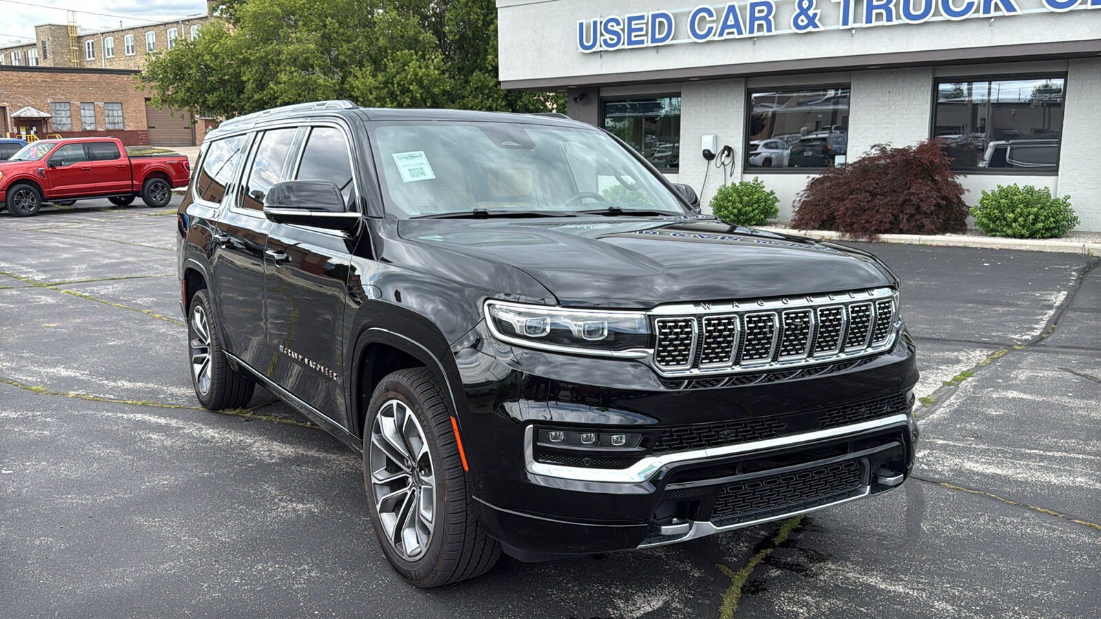 Used 2023 Jeep Grand Wagoneer L Series III w/ Rear Seat Video Group 1 AWD/4WD image 2