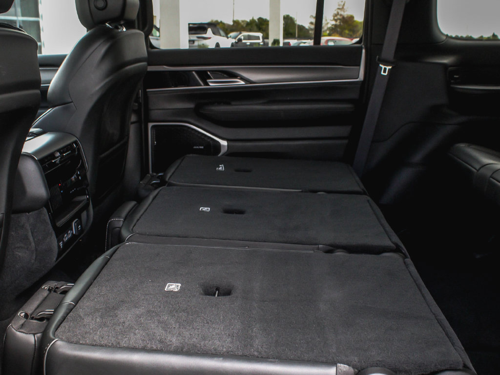 Used 2025 Jeep Wagoneer 4WD image 35