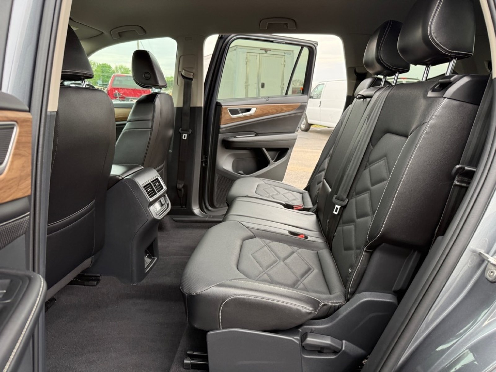 Used 2025 Volkswagen Atlas SE AWD/4WD image 29