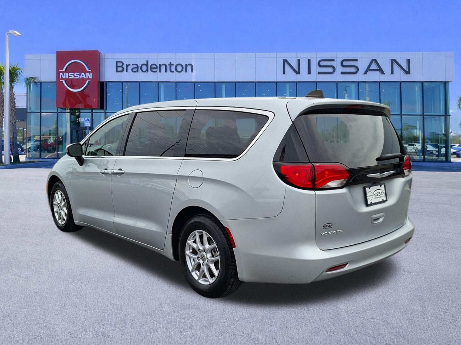 Used 2023 Chrysler Voyager LX FWD image 7