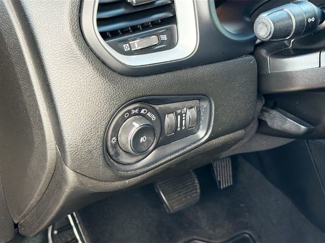 Used 2019 Jeep Renegade Latitude w/ Cold Weather Group image 10