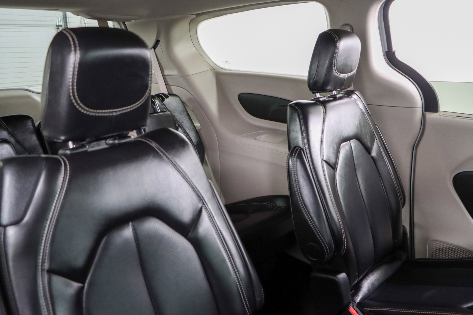 Used 2024 Chrysler Pacifica Touring-L image 28