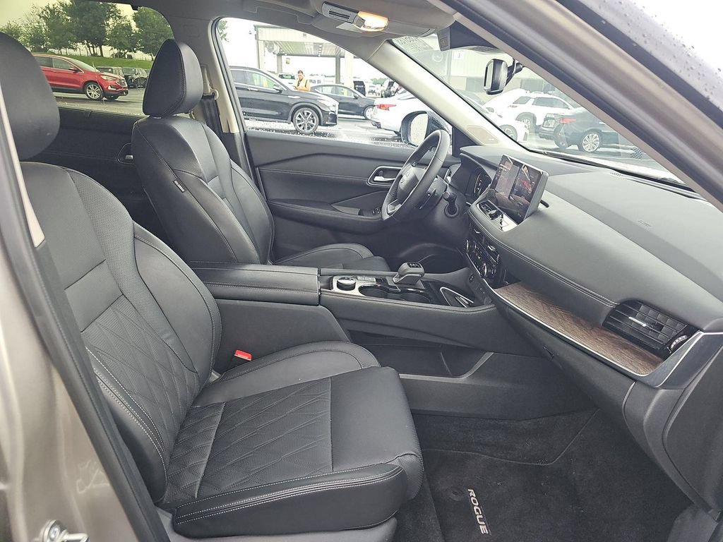 Certified 2025 Nissan Rogue Platinum w/ Tech Package AWD/4WD image 11