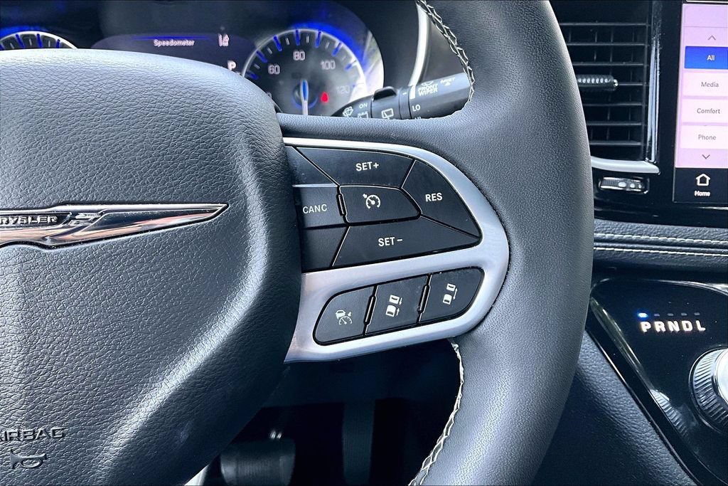 Used 2025 Chrysler Pacifica Select AWD/4WD image 12
