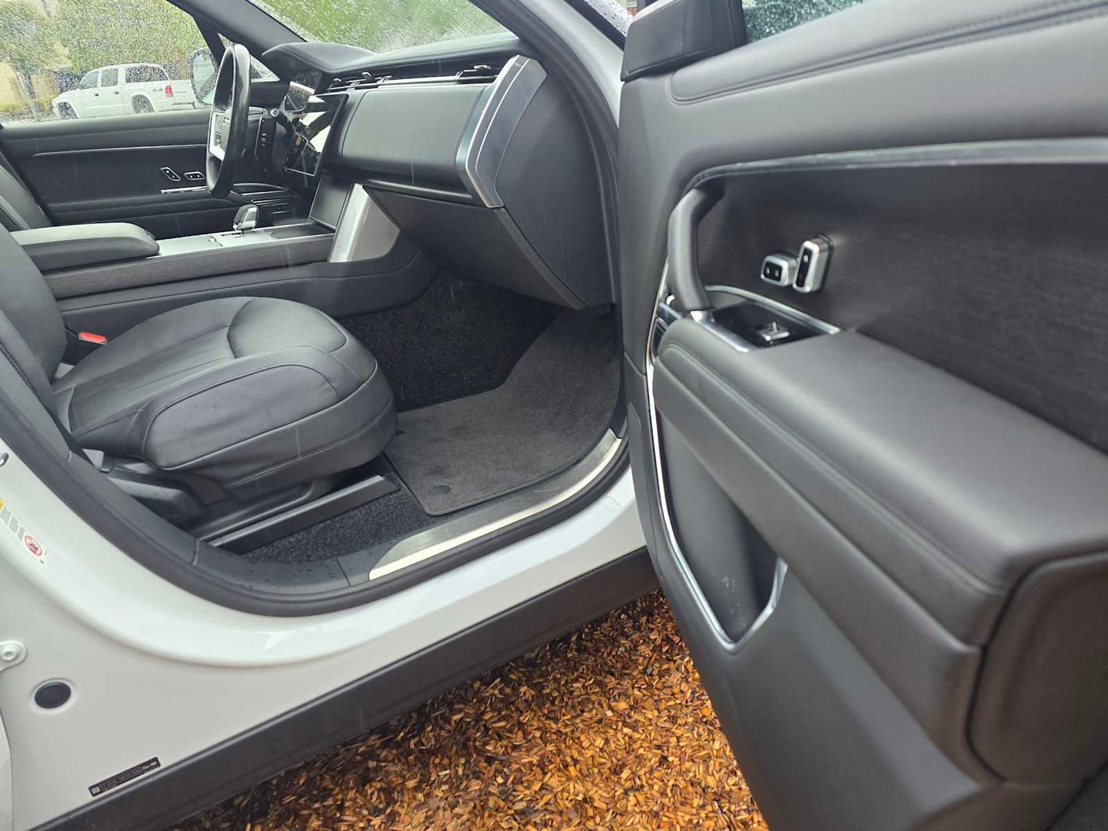 Used 2024 Land Rover Range Rover Long Wheelbase SE image 10