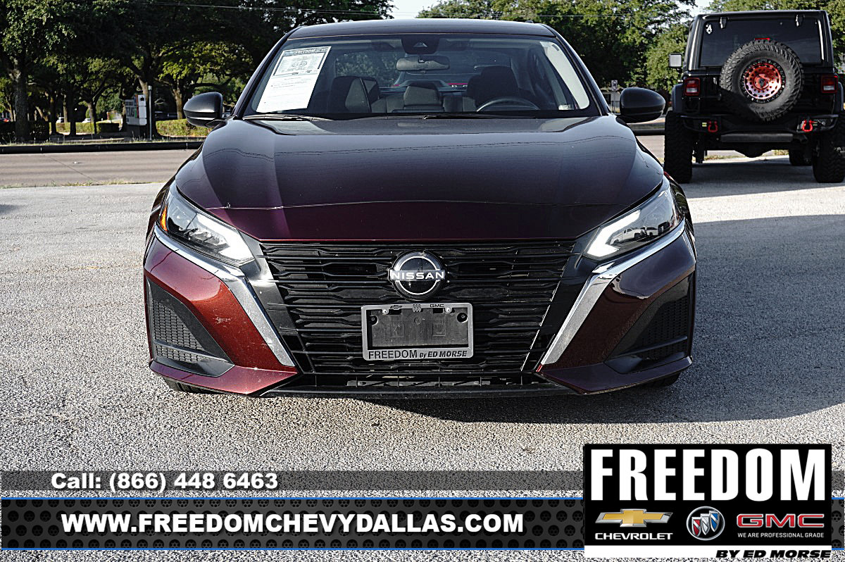 Used 2024 Nissan Altima 2.5 SV FWD image 2