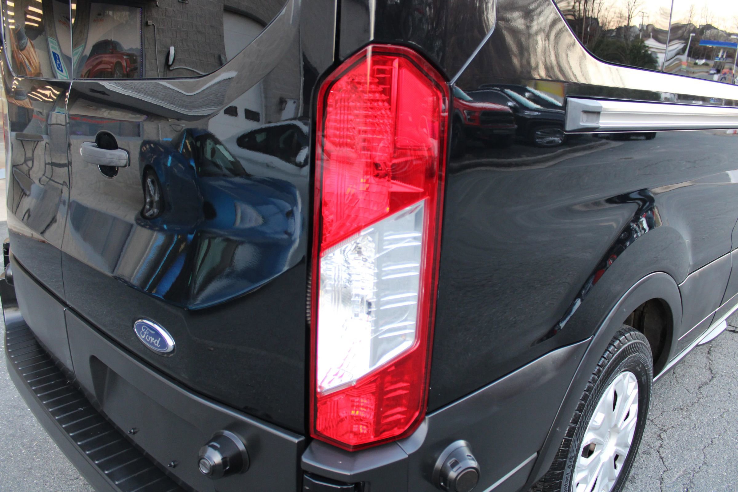 Used 2019 Ford Transit 350 XLT image 30