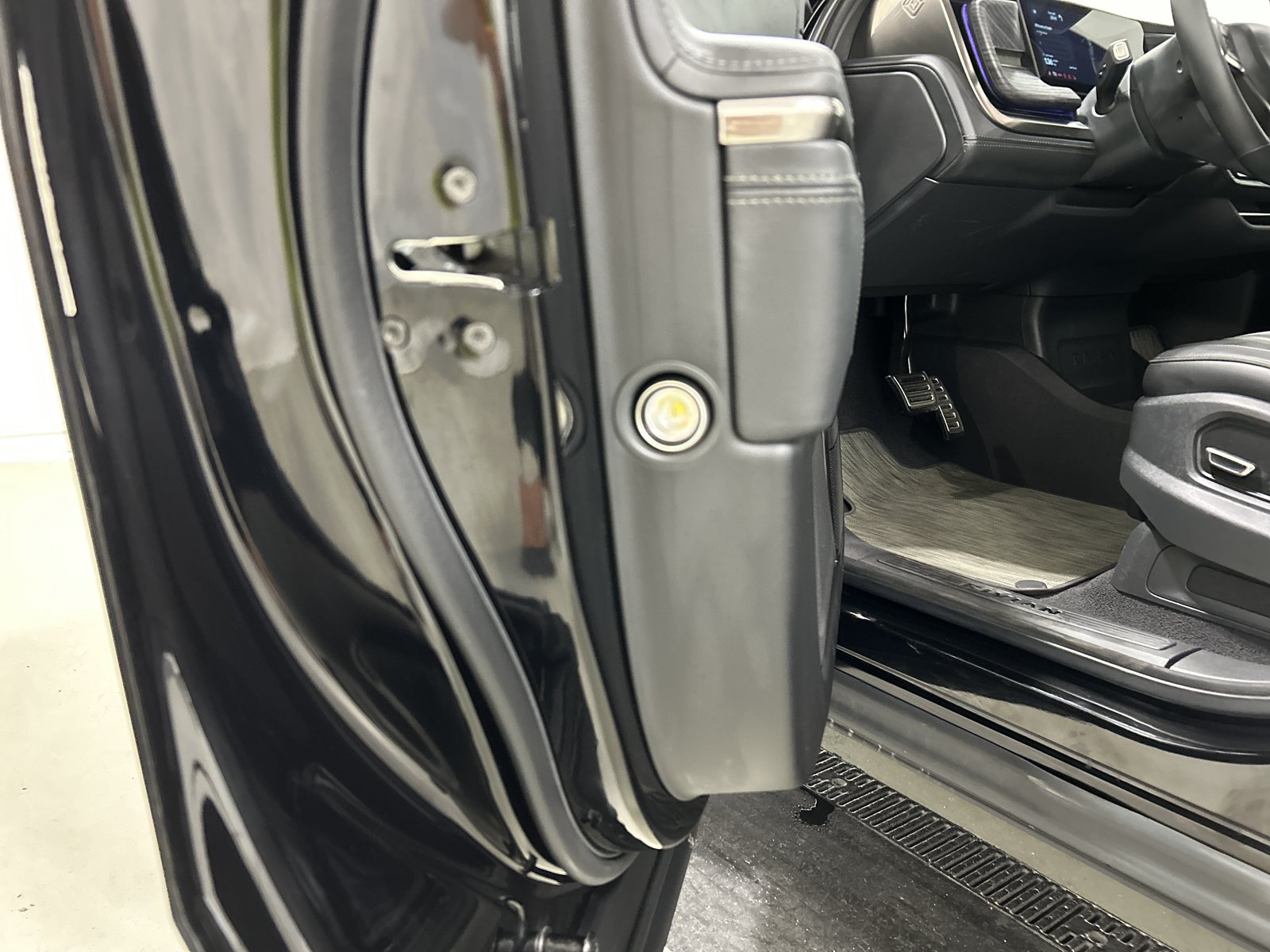 Used 2024 Rivian R1T Adventure AWD/4WD image 30