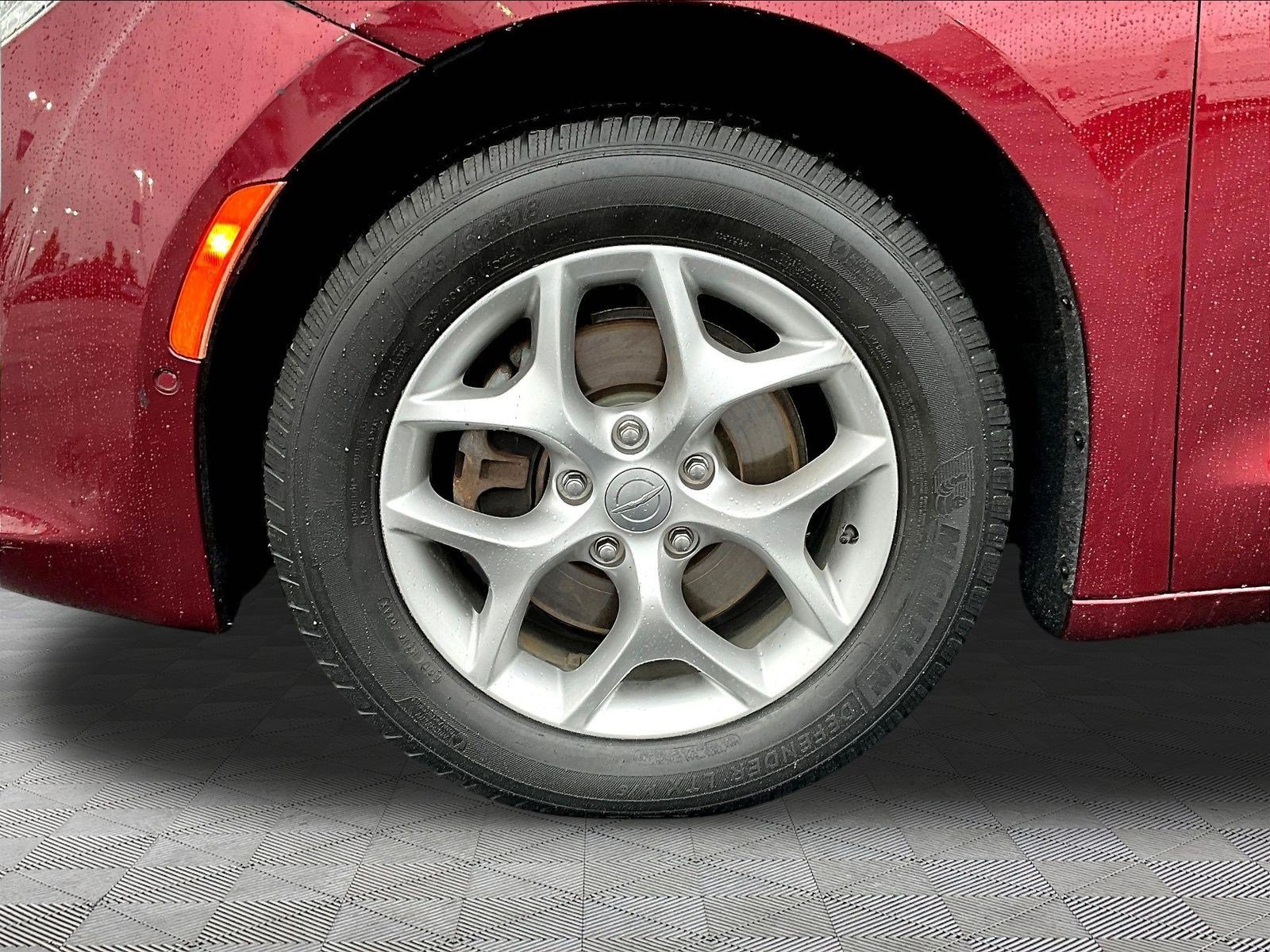 Used 2019 Chrysler Pacifica Touring Plus w/ Advanced Safetytec Group FWD image 32