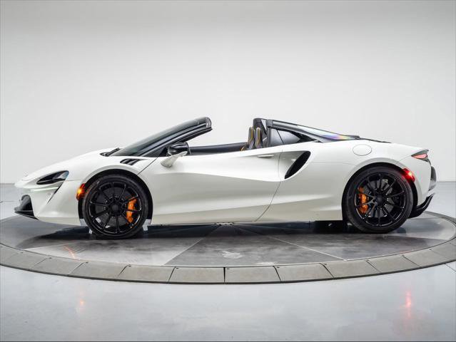 Used 2025 McLaren Artura image 2