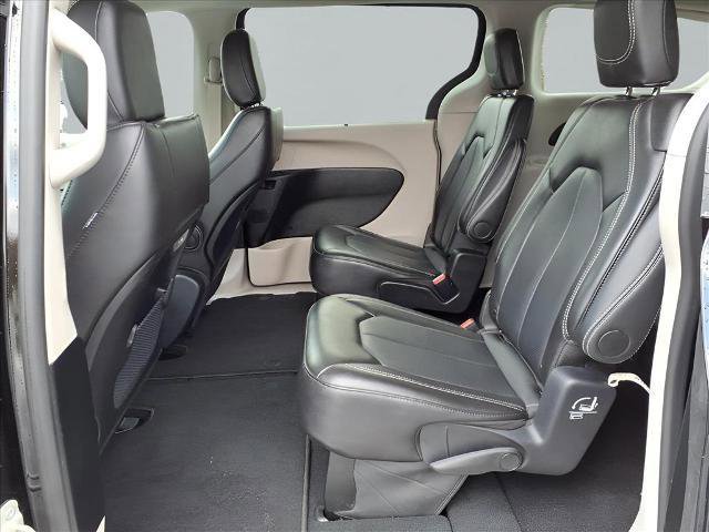 Used 2024 Chrysler Pacifica Touring-L image 22