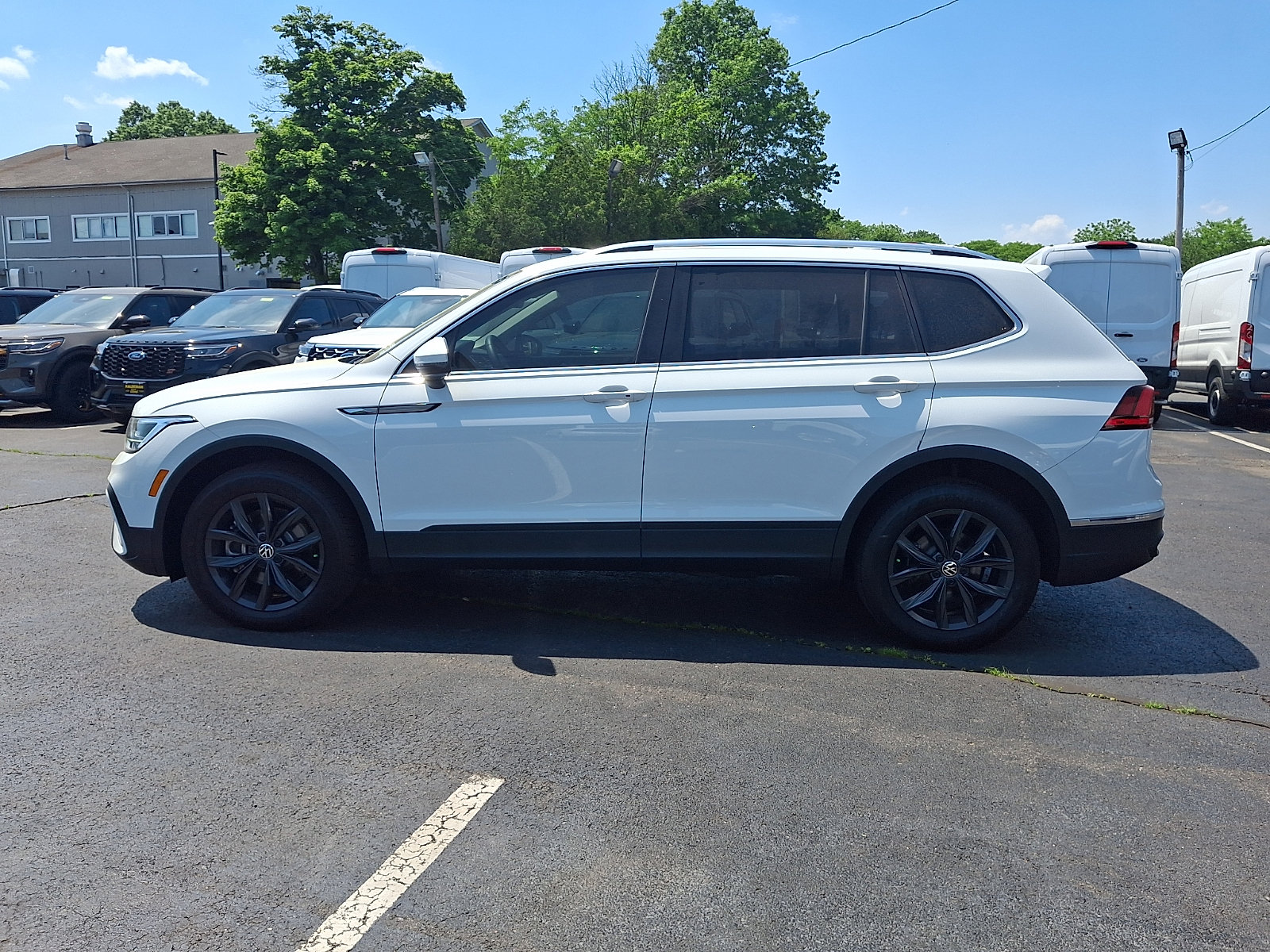 Used 2024 Volkswagen Tiguan SE AWD/4WD image 4