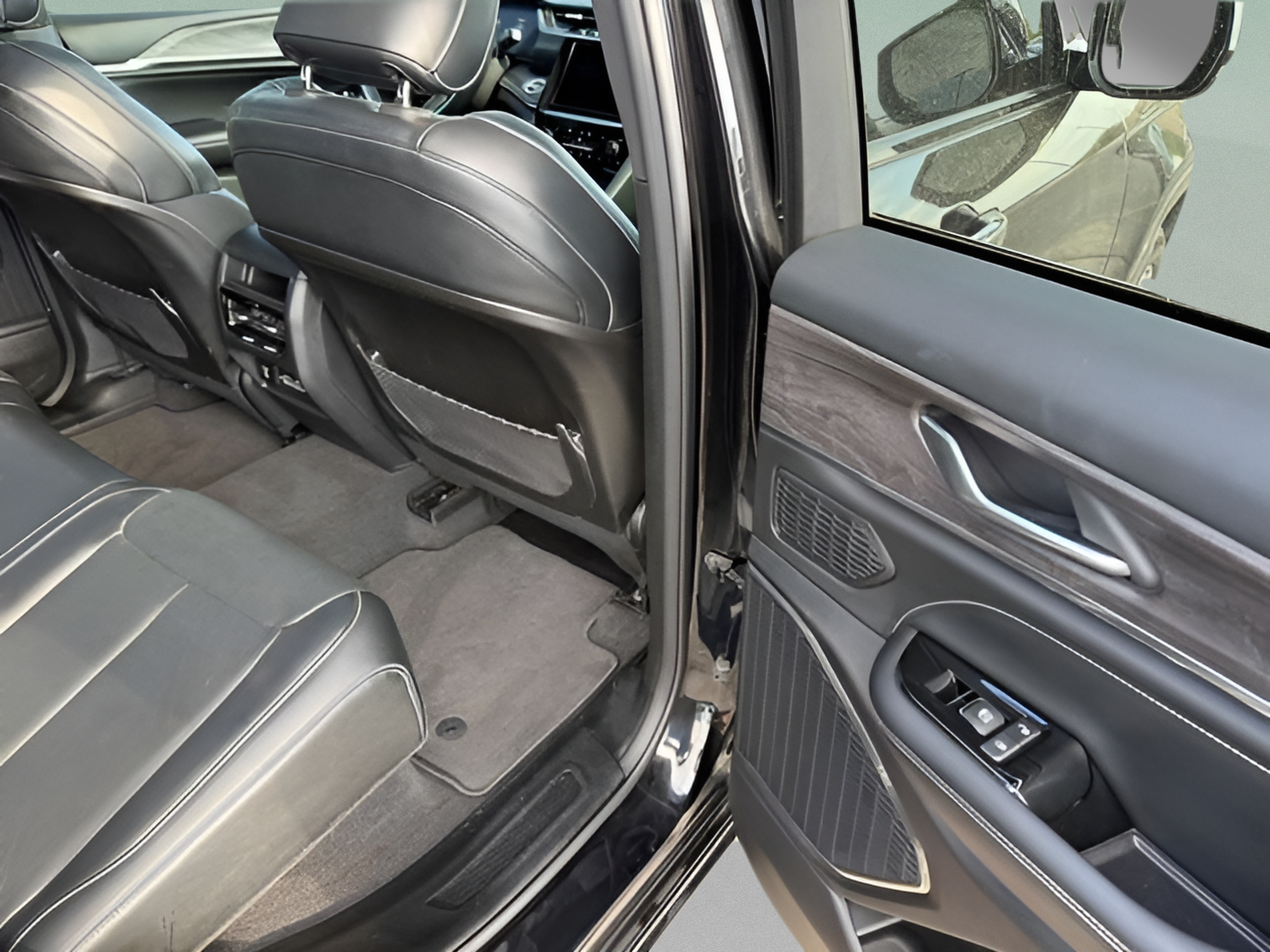 Used 2022 Jeep Grand Cherokee Overland w/ MOPAR Finishing Package AWD/4WD image 31