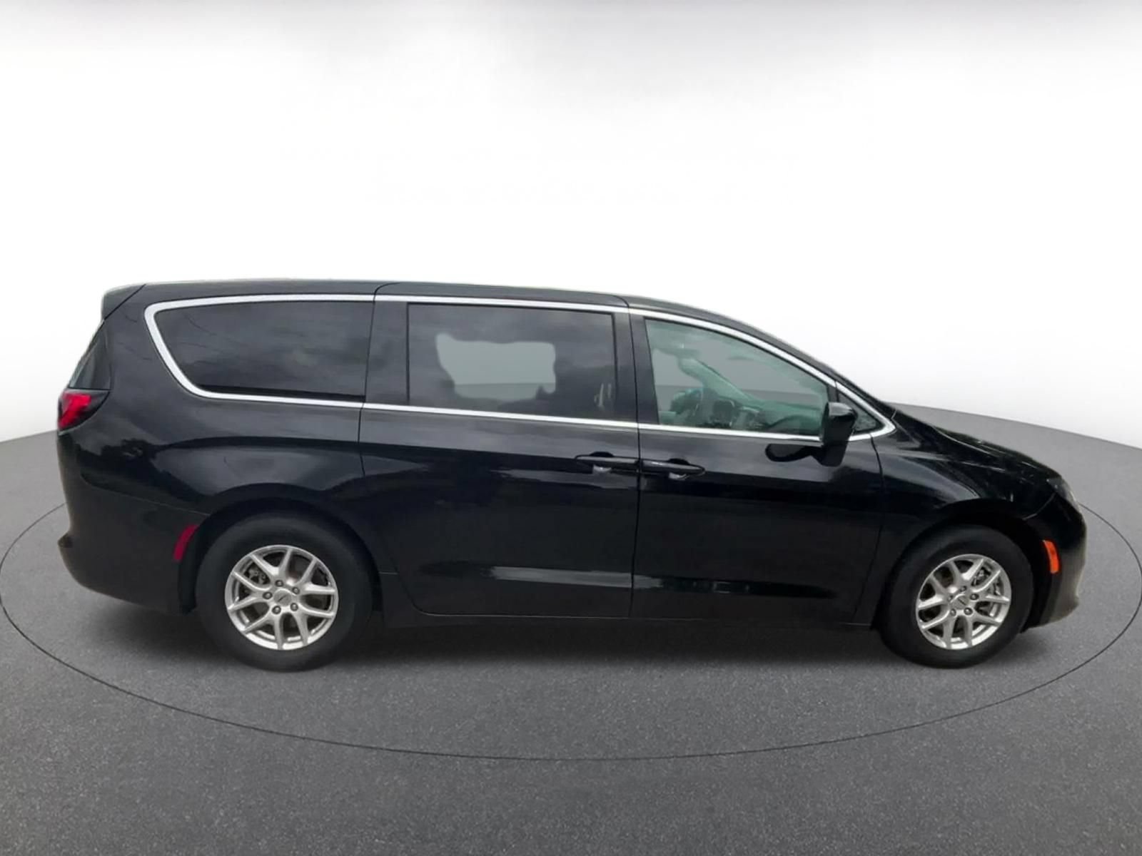 Used 2024 Chrysler Voyager LX FWD image 15