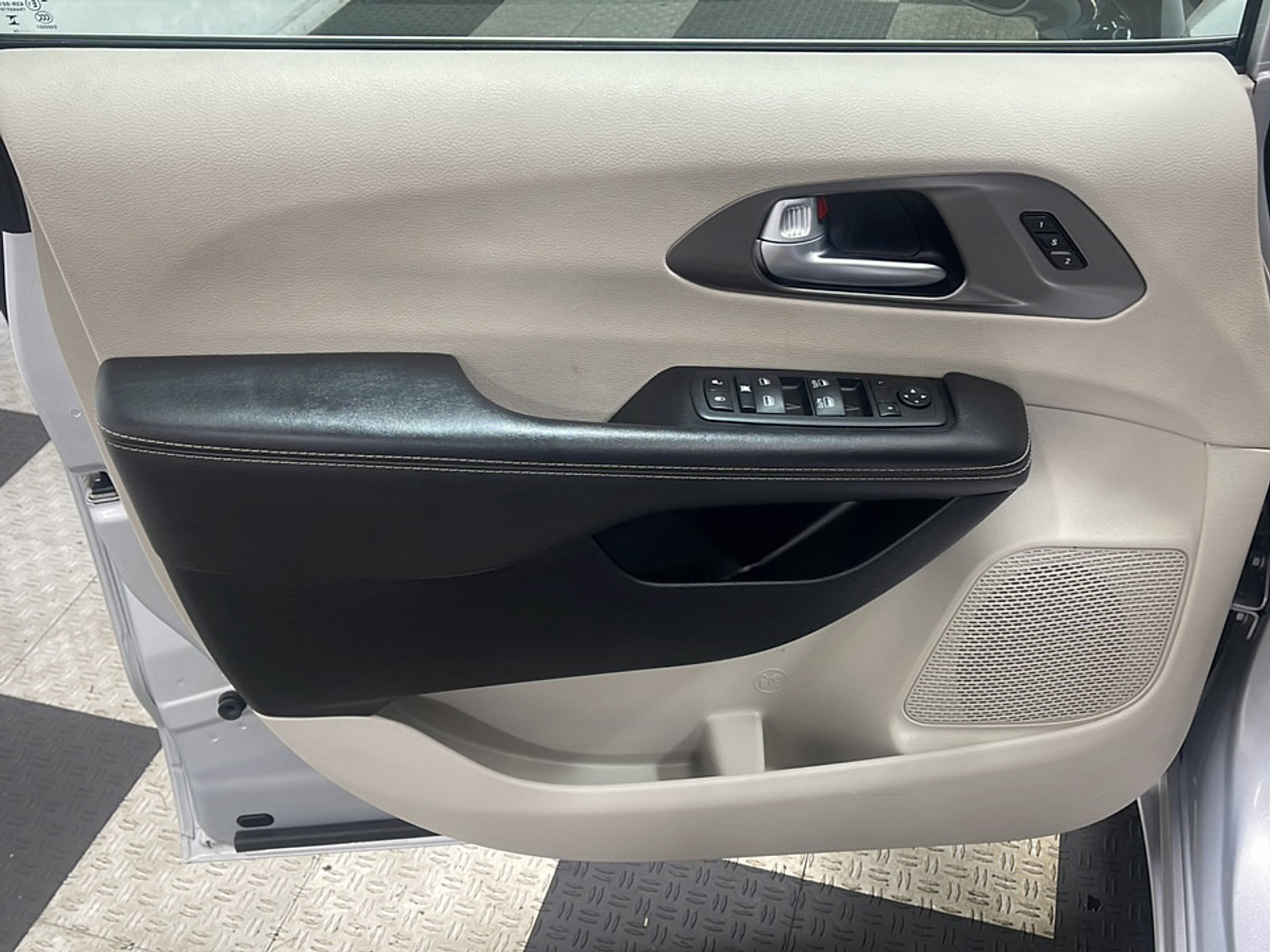Used 2024 Chrysler Pacifica Touring-L FWD image 13