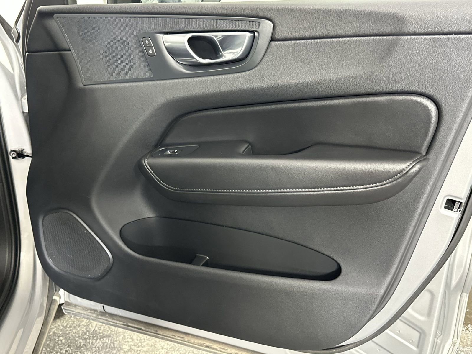 Used 2025 Volvo XC60 B5 Plus image 35