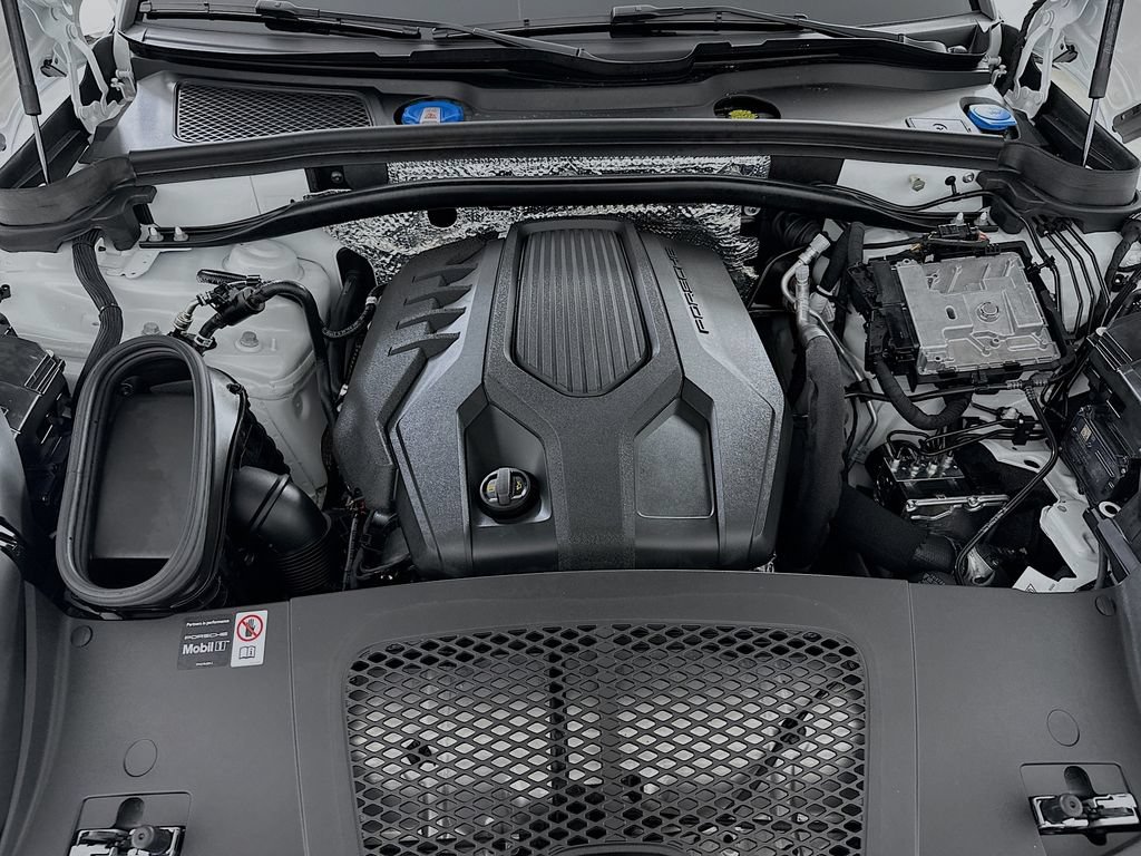 New 2025 Porsche Macan AWD/4WD image 32