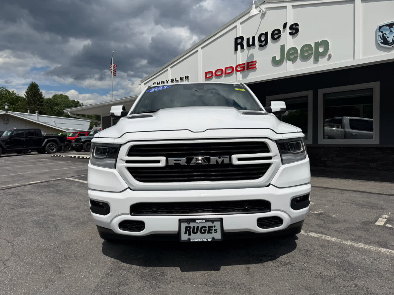 Used 2023 RAM 1500 Laramie AWD/4WD image 2