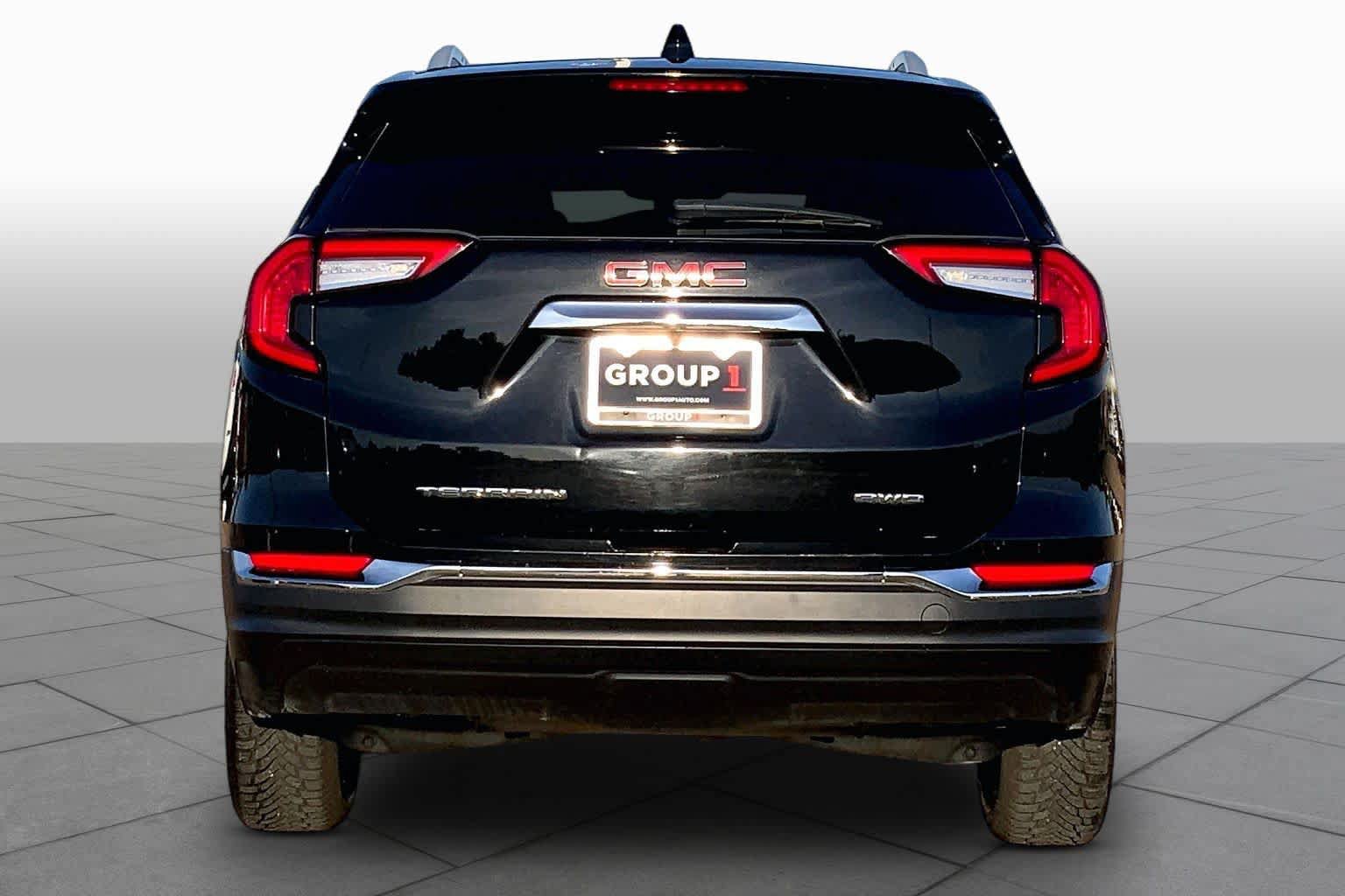 Used 2024 GMC Terrain SLT AWD/4WD image 5