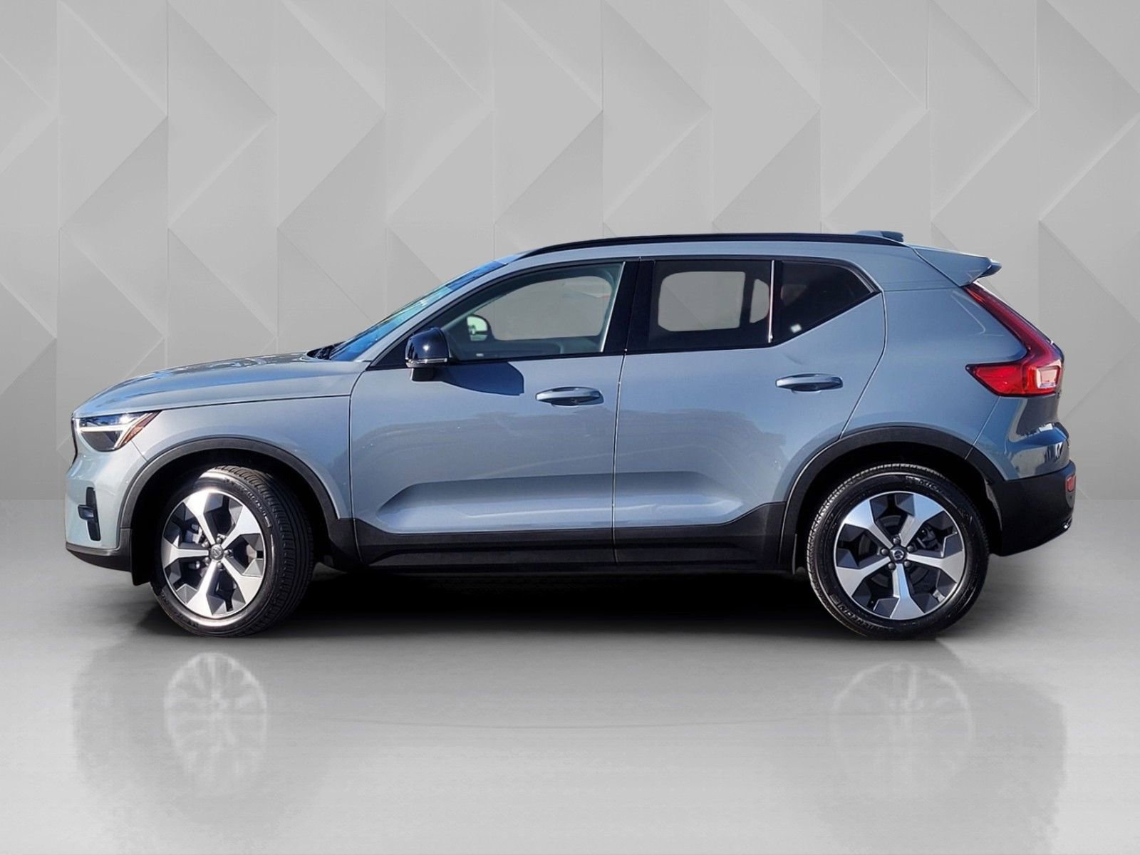 Certified 2023 Volvo XC40 B5 Plus w/ Protection Package Premier image 3