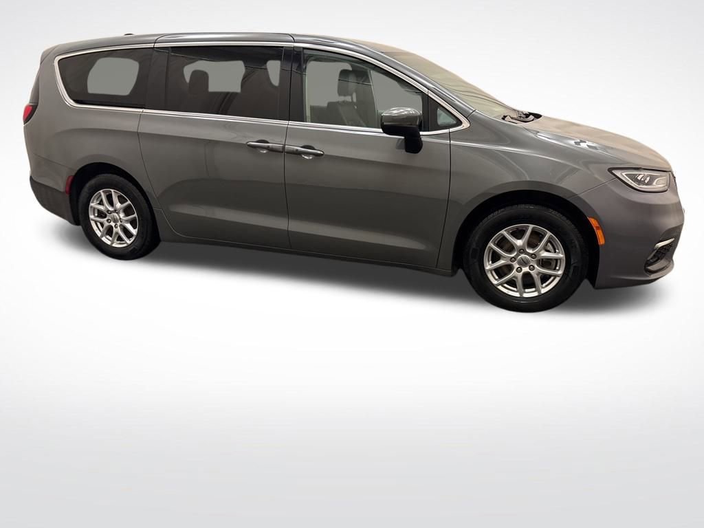 Used 2023 Chrysler Pacifica Touring-L image 4