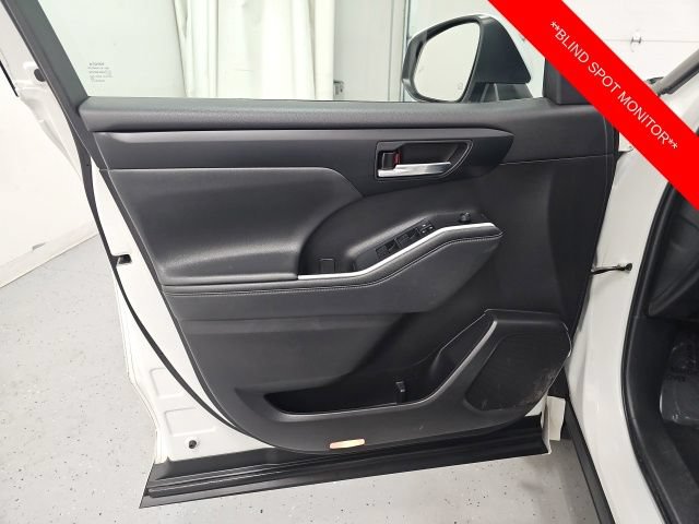 Used 2023 Toyota Highlander XLE AWD/4WD image 12