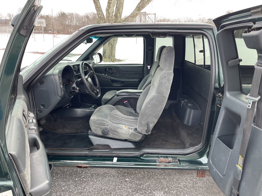 Used 2002 Chevrolet S10 Pickup LS w/ LS Preferred Equipment Group AWD/4WD image 28