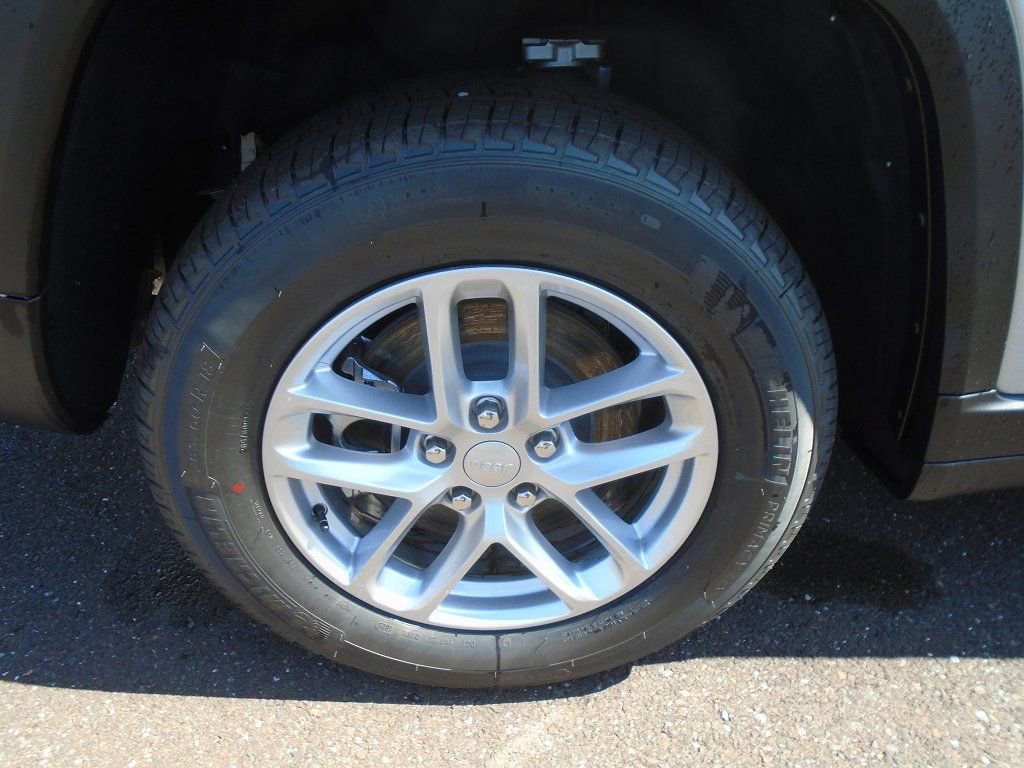 New 2025 Jeep Grand Cherokee L Laredo image 16