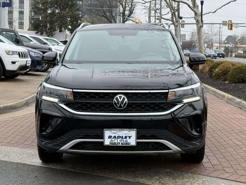 Used 2022 Volkswagen Taos SE image 2