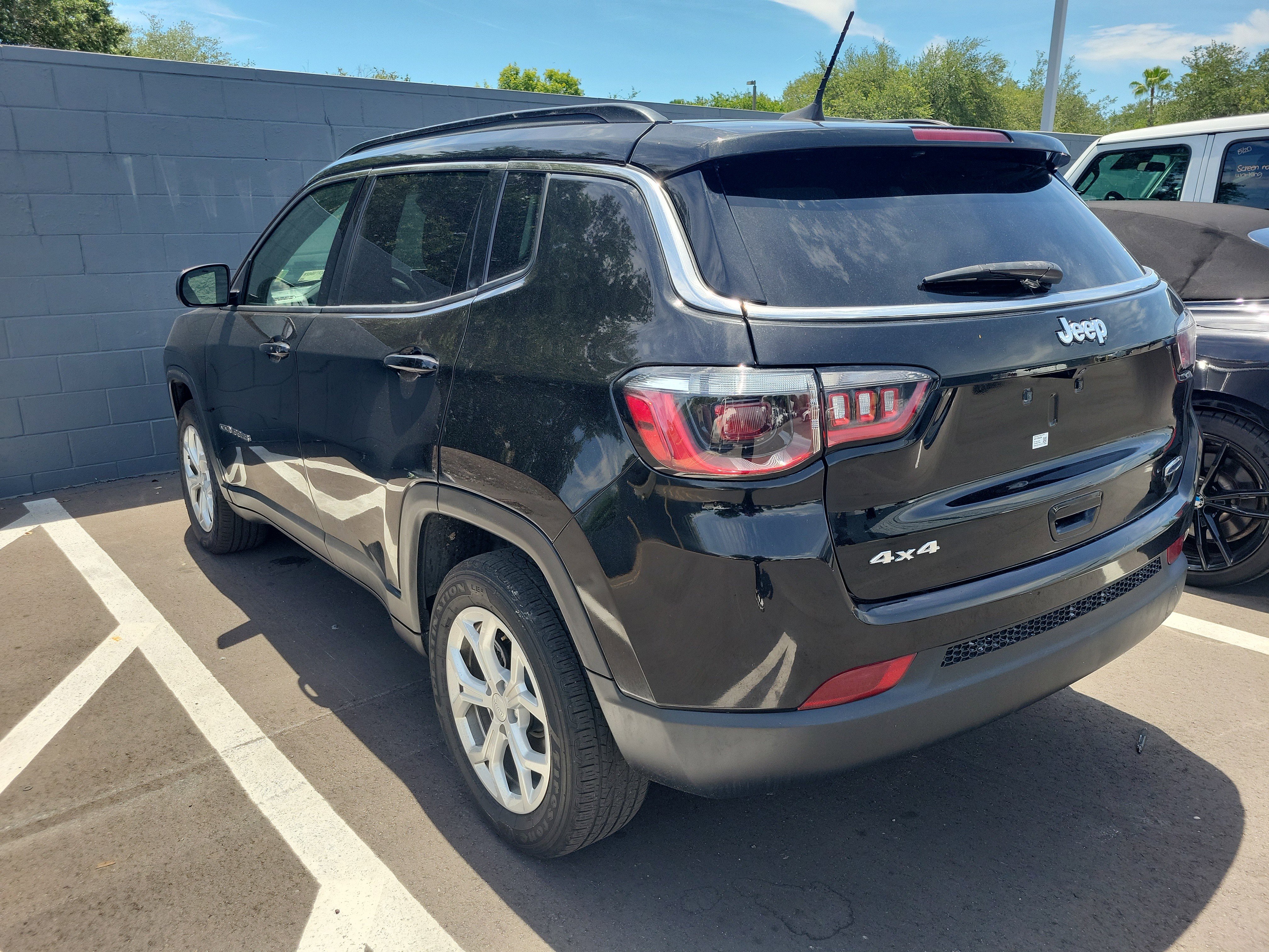 Used 2024 Jeep Compass Latitude AWD/4WD image 4