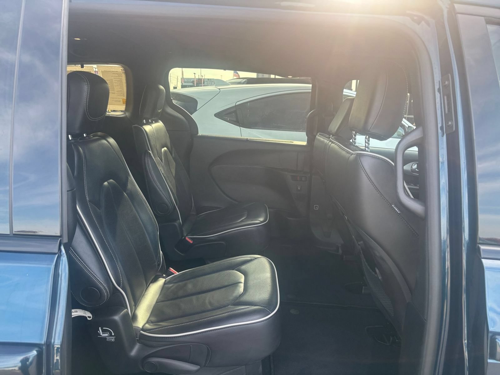 Used 2025 Chrysler Pacifica Limited FWD image 28