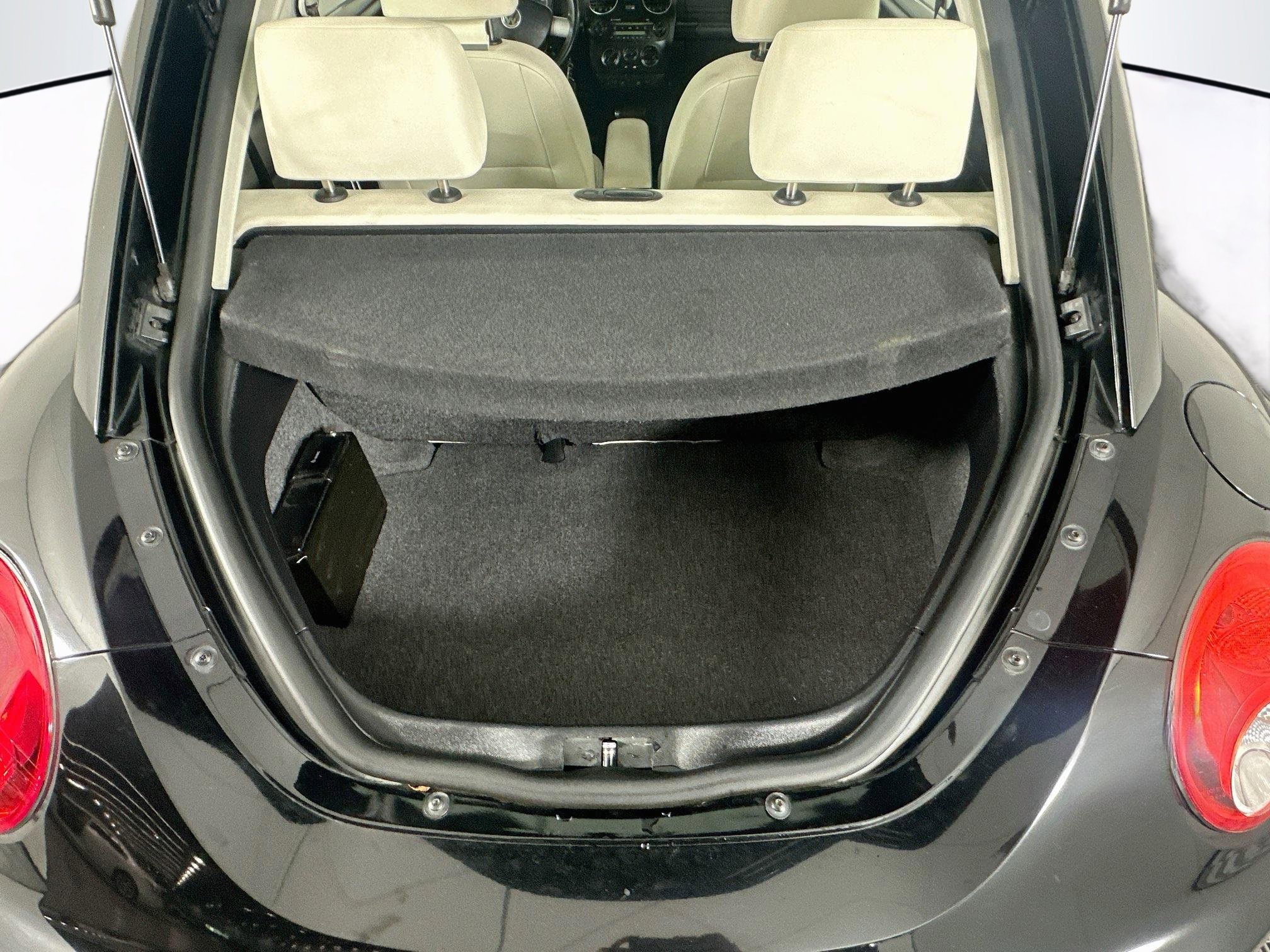 Used 2010 Volkswagen Beetle Coupe FWD image 25